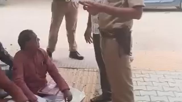 गांव सेमरा पजाये बाली बस्ती ब्लॉक खंदोली मैं 1 साल से गांव का विकास न होने के कारण लोगों ने धरना प्रदर्शन किया 