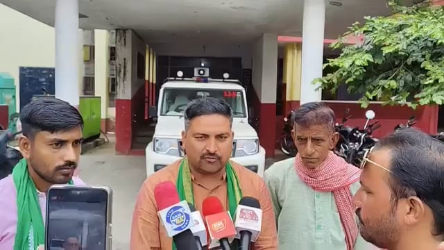 ब्लॉक खंदोली में किया गया प्रदर्शन एवं धरना गांव में आक्रोश देखा गया महिलाएं सहित काफी लोग उपस्थित रहे धरना प्रदर्शन में