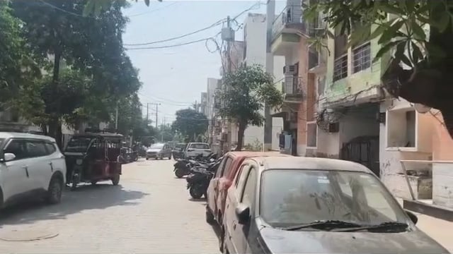 वृंदावन

गेट बंद सोसाइटी की सुरक्षा व्यवस्था पर चोरों ने सवाल खड़े कर दिए हैं। वृंदावन की कान्हा माखन सोसाइटी में बंद फ्लैट का ताला तोड़कर चोर करीब दो लाख रुपये नकद और लाखों के सोने-चांदी के आभूषण चोरी कर ले गए।o