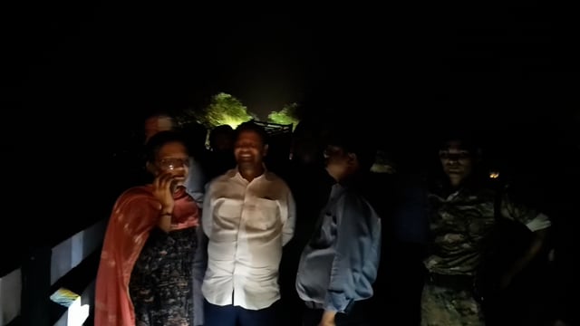 रतवल रोहुआ पुल के समीप कटाव शुरू, बगहा एसडीएम ने उच्च अधिकारियों से की बात।