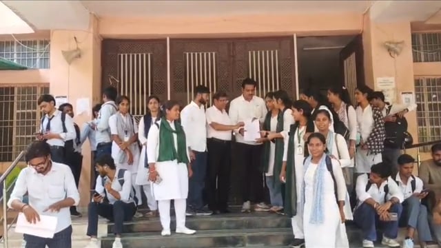 *BSA कॉलेज में छात्रा से कथित छेड़छाड़ के विरोध में LYJP का प्रदर्शन* 