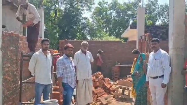 खबर का असर कैंसर पीड़ित परिवार को मिली पक्की छत की आस समाजसेवी आनंद पांडेय के सहयोग से शुरू हुआ मकान निर्माण#latest_news