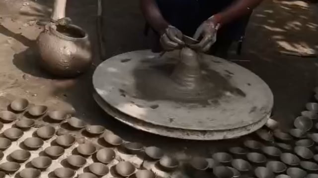 पिता के निधन के बाद बेटी ने संभाला चाक मिट्टी से गढ़ रही दिवाली की रोशनी#latest_news 
