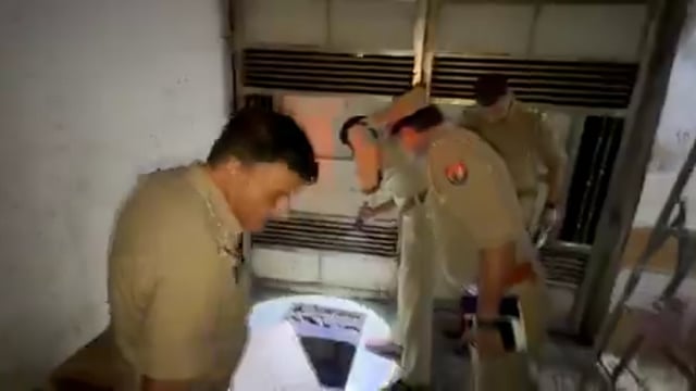मथुरा : चैतन्य विहार सेक्टर-2 स्थित संस्कृत गुरुकुल में पानी के टैंक की सफाई के लिए उतरे 4 छात्रों की जहरीली गैस से दम घुटने की वजह से मौत हो गयी। 

बताया जा रहा है कि एक छात्र टैंक की सफाई करते हुए नीचे फंस गया, जिसके बाद बचाने उतरे सभी 3 छात्र भी जहरीली गैस के चपेट में आ गए।