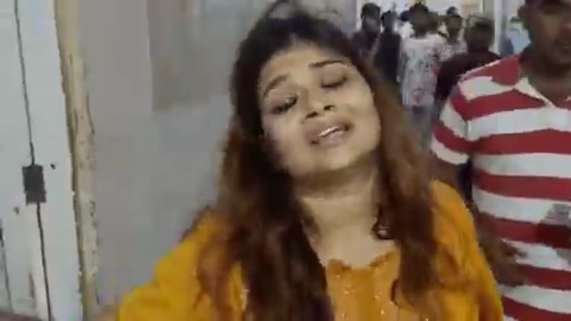 ● फिरोजाबाद - कोटला चुंगी चौराहे पर पत्नी को प्रेमी के साथ देखकर पति ने दोनों पर लाइसेंसी रिवॉल्वर से ताबड़तोड़ गोलियां चला दीं, गोली लगने से पत्नी शिप्रा और उसका प्रेमी गंभीर रूप से घायल हो गए, दोनों की हालत नाजुक बताई जा रही है, सूचना पर पहुंची पुलिस ने आरोपी पति ऋषभ को गिरफ्तार कर लिया, घटना थाना उत्तर क्षेत्र की है