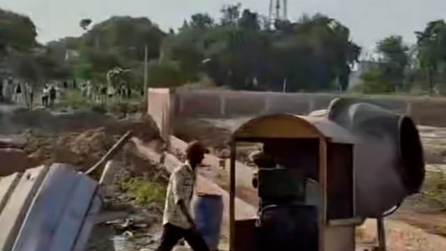 फायरिंग व ईट पत्थर फेंकने का वीडियो वायरल मथुरा हाईवे क्षेत्र का प्लॉट कब्जे को लेकर बताई जा रहा वायरल विडियो 