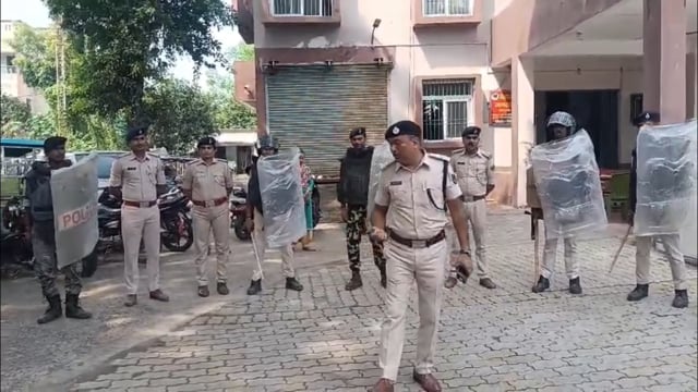 दुर्गा पूजा की तैयारी को लेकर मॉक ड्रिल करती अमरपुर पुलिस।