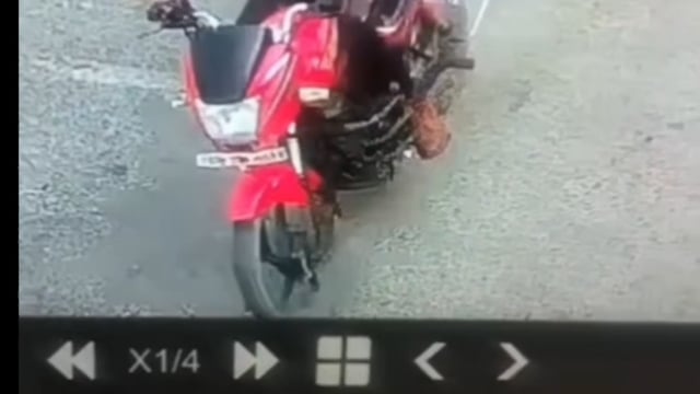 केवाईसी करने बैंक पहुंचे युवक की बाइक चोरी, सीसीटीवी में कैद हुआ वारदात।