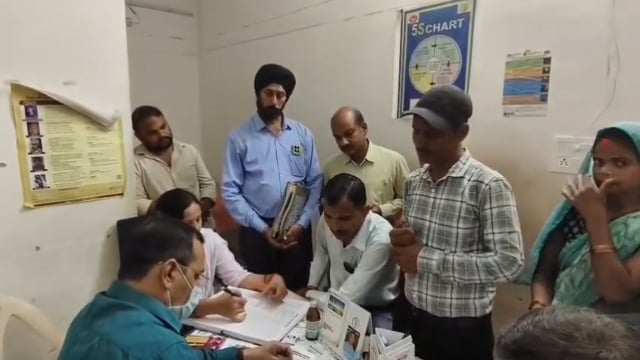 अमेठी सामुदायिक स्वास्थ्य केंद्र पर मरीजों की नहीं  MRO की लगी लाइन पूरा मामला अमेठी सामुदायिक स्वास्थ्य केंद्र का है।