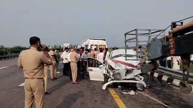 सुल्तानपुर में पूर्वांचल एक्सप्रेस-वे पर 3 टेनिस खिलाड़ियों की सड़क हादसे में मौत हो गई। 3 लोग घायल हैं। खिलाड़ी अर्टिगा कार से लखनऊ से देवरिया जा रहे थे।कार पीछे से ट्रक में घुस गई। झपकी आने से हादसा हुआ। कार की रफ्तार करीब 100 किमी प्रति घंटे रही होगी।