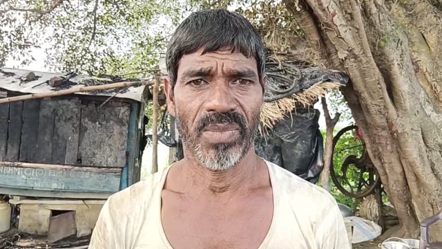 उसका बाजार में छप्पर में लगी भीषण आग, एक भैंस, गाय और 20 बकरियां झुलसीं