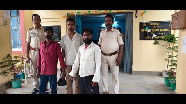 अवैध शराब चोरी की बाइक और 900 ग्राम गंज सहित तीन आरोपी गिरफ्तार रजौन पुलिस की ताबड़तोड़ कार्रवाई