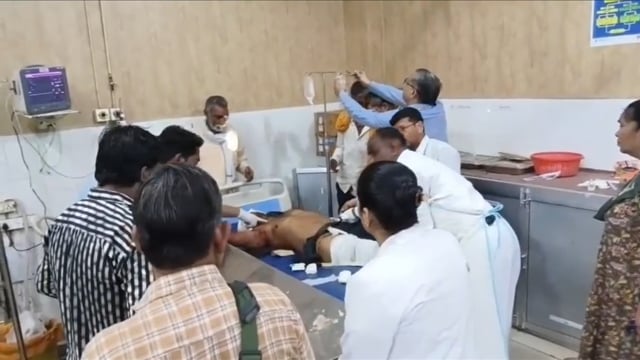 टाइटल,, अज्ञात वाहन ने युवक में मारी टक्कर हालत गंभीर आगरा रेफर 