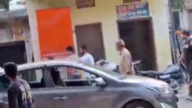 उत्तर प्रदेश –
बिजनौर में खुलेआम गुंडागर्दी का यह Video देखिए। पुलिस चेक पोस्ट के बाहर एक व्यक्ति को बर्बरता से पीटा जा रहा है। कभी लात–घूंसों से, कभी लाठी–डंडों से, कभी सड़क पर गिराकर। चेक पोस्ट से पुलिस लापता है। Video में पुलिस का सायरन जरूर सुनाई दे रहा है, लेकिन पुलिस नहीं दिख रही।