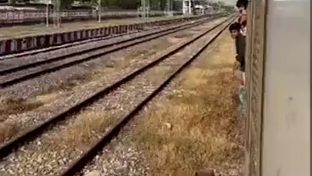 बाराबंकी क्या रसौली स्टेशन पर लखनऊ अयोध्या ट्रेन में रेलवे विभाग द्वारा चेकिंग के दौरान चलती ट्रेन से कूदे बे टिकट यात्री,कई यात्री टॉयलेट में छिपे, 371 दबोचे गए TTE और अधिकारियों को देखते ही कूदे यात्री,बेटिकट यात्रियों को पकड़कर लखनऊ ले जाया गया।