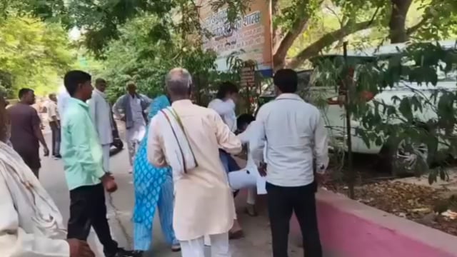  कांग्रेस के प्रदर्शन के दौरान कलेक्ट्रेट पर दो पक्ष आपस में भिड़े जमकर चले लात घूंसे चप्पल 