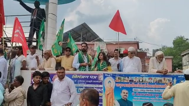 बगहा में महागठबंधन का हल्लाबोल, ‘वोट बचाओ-देश बचाओ’ के नारों से गूंजा शहर