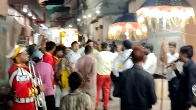 कोसीकला में निकली महाराज रावण की झांकी, देखने के लिए उमडे नगर के लोग
