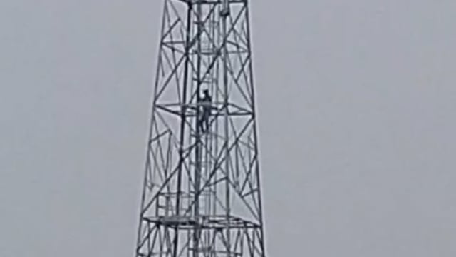 रास्ते और जल निकासी की मांग को लेकर बीएसएनएल टावर पर चढ़ा युवक छह महीने से शिकायत के बाद भी सुनवाई न होने का आरोप#latest