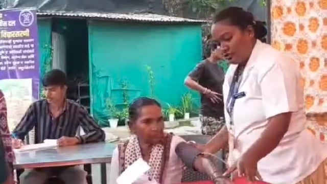 गडचिरोली पुलिस की पहल; पेंढरी में स्वास्थ्य शिविर का आयोजन

विशेषज्ञ चिकित्सकों ने 177 नागरिकों की स्वास्थ्य जांच की; जरूरतमंदों को निःशुल्क दवाइयां वितरित

शहीद जवानों के बलिदान और पुलिस दल के कार्यों को लेकर प्रदर्शनी के माध्यम से किया गया जनजागरण