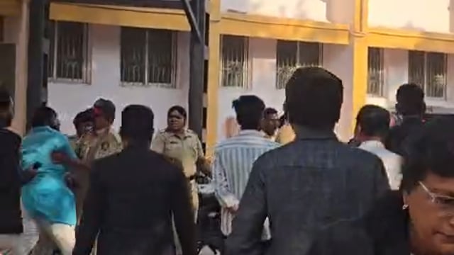 लातूर आदर्श शिक्षण संस्थेचा संचालक बशीर शेख न्यायालयात हजर करताना नागरिकांनी दिला चोप.न्यायालयात कडेकोट पोलीस बंदोबस्त