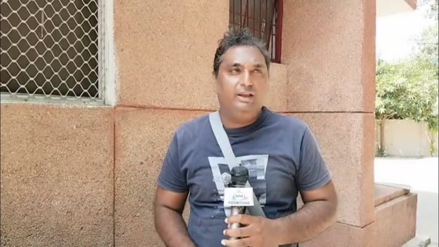 कांग्रेसियों का अनोखा प्रदर्शन साथ आई महिला कांग्रेसियों से की बातचीत उन्हें पता नहीं कि हम किस बात का प्रदर्शन कर रहे 