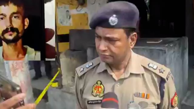 उत्तर प्रदेश - रामपुर में हथियारबंद तीन बदमाशों ने संदीप उर्फ सनिया ठाकुर की गोली मारकर हत्या कर दी, सनिया ठाकुर शराब के ठेके पर शराब लेने के लिए जैसे ही कार से उतरा, हमलावरों ने उस पर फायरिंग कर दी, गोली लगने से उसकी मौके पर ही मौत हो गई, पुलिस के मुताबिक मृतक का बड़ा आपराधिक इतिहास रहा है, पुलिस हमलावरों की तलाश में जुटी है