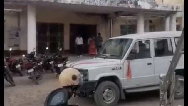 इस वर्ष तीन मोटरसाइकिल चोरी हो गई रजौन प्रखंड मुख्यालय से यहां सुरक्षा व्यवस्था भी दी गई है पर, ड्यूटी 