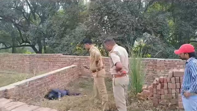 मथुरा की राधा कुंड में 50 वर्षीय पप्पू का शव मिला संदिग्ध परिस्थितियों में मौत  पुलिस मामले की जांच में लगी