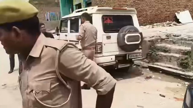 मथुरा पुलिस ने महावन के गांजा तस्कर की एक करोड़ 42 लाख रुपए की संपत्ति को कुर्क करने की मुनादी कराई
