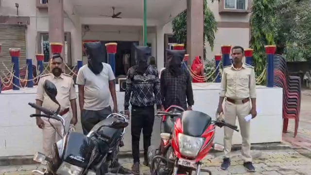 अमरपुर में चोरी की बाइक के साथ तीन गिरफ्तार।
