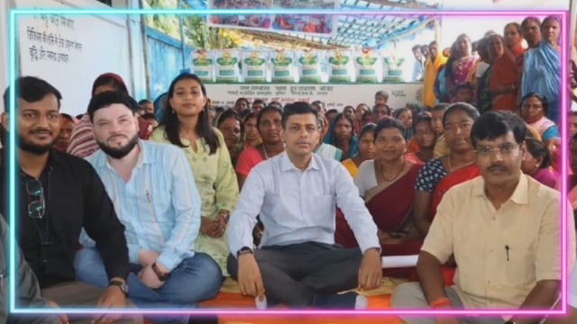 बांका/कटोरिया:लीलावरण गांव में जमीन पर बैठकर महिलाओं से रूबरू हुए डीएम अंशुल अग्रवाल, समेकित कृषि मॉडल का किया निरीक्षण