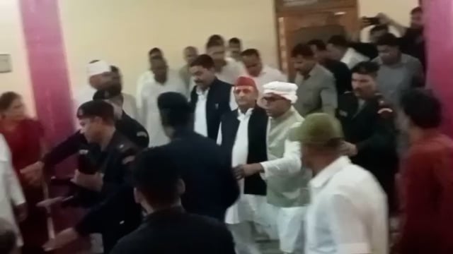 बलिया के गोसाईपुर में पहुंचे पूर्व मुख्यमंत्री अखिलेश यादव ने पूर्व मंत्री राम गोबिंद चौधरी को श्रधांजलि देने हुवे कहा