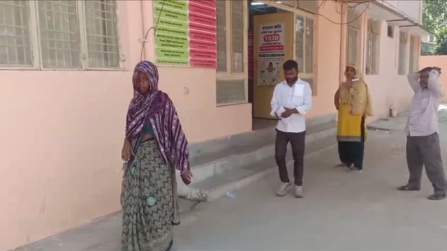 मरी मुर्गियां खेत में डालने का आरोप, विरोध पर महिला को धमकी; कप्तान से लगाई गुहार