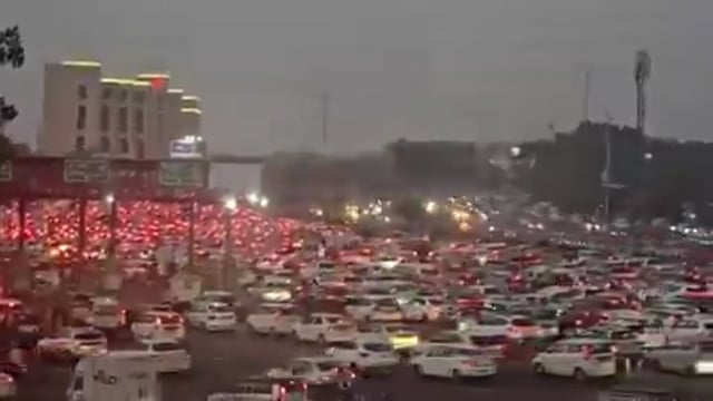 🆕️ दिल्ली/गुरुग्राम ब्रेकिंग....

गुरुग्राम बॉर्डर पर 6 बजे से लगा भारी ट्रैफिक जाम...

दिल्ली जाने वाले मुख्य मार्ग पर सुबह 6.00 बजे से भारी जाम लगा है। क्या यह भीड़ ट्रेन और फ्लाइट पर लगी रोक के बाद सड़क मार्ग का विकल्प चुन कर जंतर मंतर पहुँचने वाले लोगों की है ? फिलहाल दिल्ली -गुरूग्राम के अलावा अन्य सभी मार्गों पर भी जाम की स्थति दिख रही है।‌ इस जाम से आम जन हैरान हैं।‌