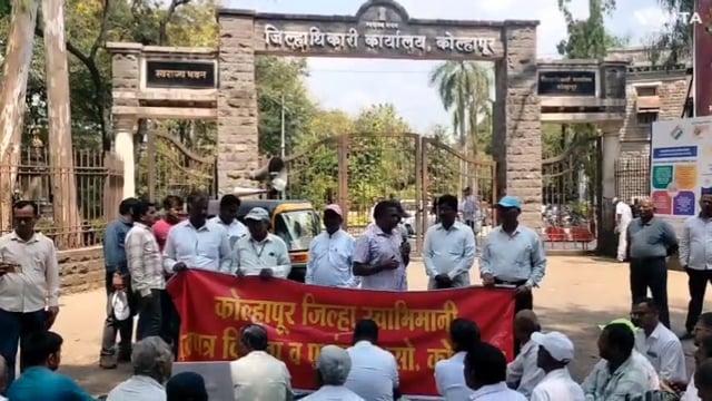 कोल्हापूर जिल्ह्यातील वृत्तपत्र विक्रेत्यांनी जिल्हाधिकारी कार्यालयावर रास्त मागणीसाठी मोर्चा काढण्यात आला