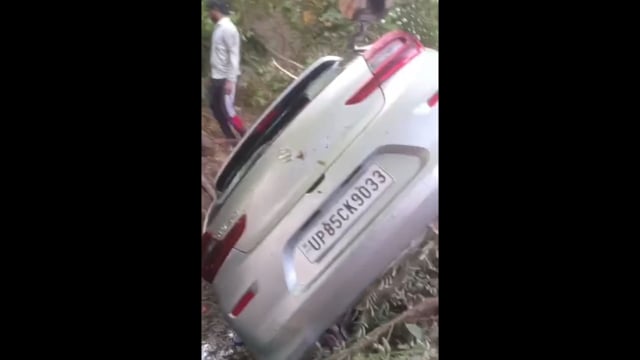 मथुरा में तेज रफ्तार कार नाले में गिरी, एक युवक की मौत, दो घायल