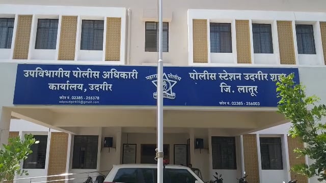 वाकडे झालेले ५ तोळ्याचे सोन्याचे कडे सरळ करून आणण्याच्या बहाण्याने 3 लाखांची फसवणूक