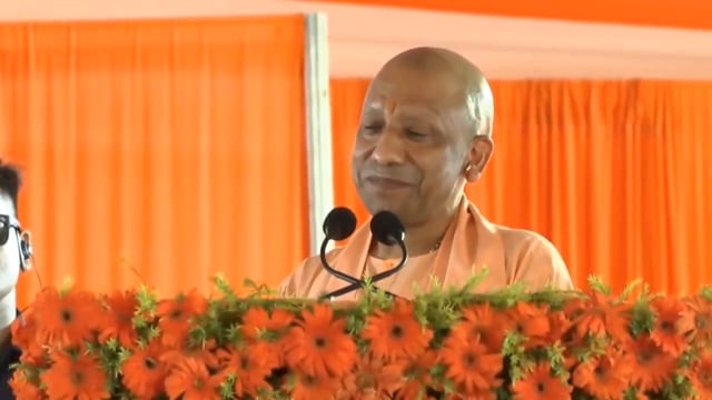 मुख्यमंत्री योगी आदित्यनाथ ने समाजवादी पार्टी के प्रमुख और पूर्व मुख्यमंत्री अखिलेश यादव को ललकारा है। "हम अयोध्या से नामांकन करते हैं,  आप भी नामांकन करिए. आमने-सामने लड़ाई लड़ी जाए...लड़ाई चेलों से नहीं सीधे आप से होगी देखते कितना दम है।"