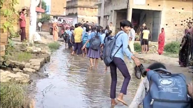 आठ महीने से नाले के गंदे पानी से होकर स्कूल जा रहे बच्चे! आखिर कब जागेगा प्रशासन ? 
