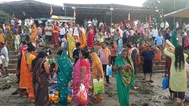 शारदीय नवरात्र के पहले दिन भक्तों ने गंगा स्नान कर किया दर्शन पूजन 