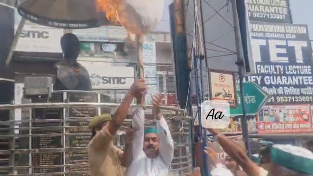 मुजफ्फरनगरl प्रकाश चौक पर भारतीय किसान यूनियन (टिकैत) के पदाधिकारी एवं कार्यकर्ताओं द्वारा ज्ञानेश कुमार का पुतला फूंकने की कोशिश