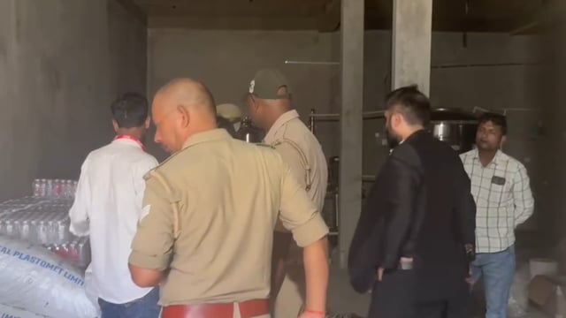 सिद्धार्थनगर में नकली ब्रांड के नाम पर पानी बनाने वाली फैक्ट्री पर छापा, भारी मात्रा में बोतलें और स्टीकर बरामद
