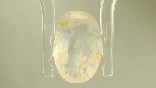 Srilankan Yellow Sapphire 3.85 Carat — video