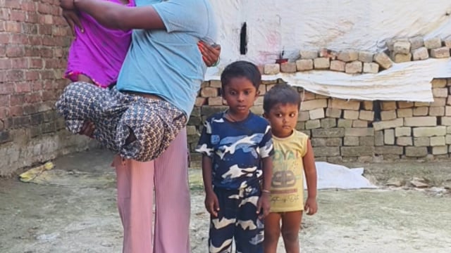 ट्रेन हादसे में दोनों पैर गंवाए आशीष कुमार रहने को पक्का मकान भी नहीं पतरा के नीचे जिंदगी गुजारने को मजबूर#latest_news 