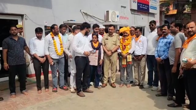 गिरिराज जी के दुग्धाभिषेक के साथ पत्रकारों ने लिया एकजुटता का संकल्प, 
गोवर्धन में बनेगा प्रेस क्लब
दानघाटी मंदिर में ठाकुर प्रकाश सिंह ने पत्रकार साथियों संग किया दुग्धाभिषेक, बैठक में प्रेस क्लब निर्माण पर हुई चर्चा