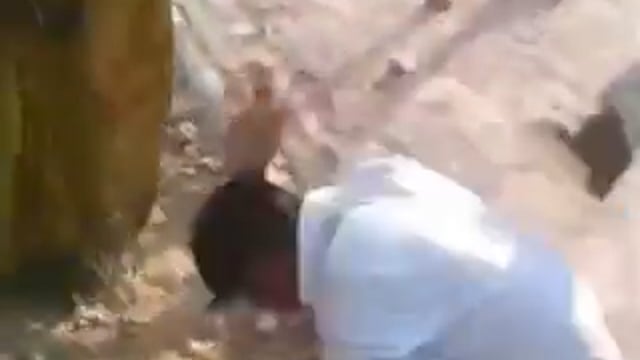 उत्तर प्रदेश-

ललितपुर के स्वशासी राज्य मेडिकल कॉलेज के महिला अस्पताल में कर्मचारी की पिटाई का वीडियो सोशल मीडिया पर वायरल, तीमारदारों से बदसलूकी के आरोप के बाद परिजनों ने 23 सेकेंड में 13 जूते और 4 लात मारीं, मारपीट की घटना चर्चा में है