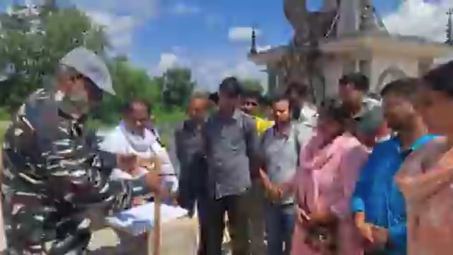 आर्मी जैसी ड्रेस पहनकर दिव्य दरबार लगाकर हर बीमारी दूर करने का दावा करने वाला काली सरकार बाबा उर्फ प्रदीप शुक्ला UP पुलिस का हिस्ट्रीशीटर निकला है। हरदोई पुलिस ने आज गिरफ्तार कर लिया। वह मंदिर में रहता था। 3 साल पहले कोर्ट ने मारपीट केस में NBW वारंट जारी किया था, तब से फरार था।