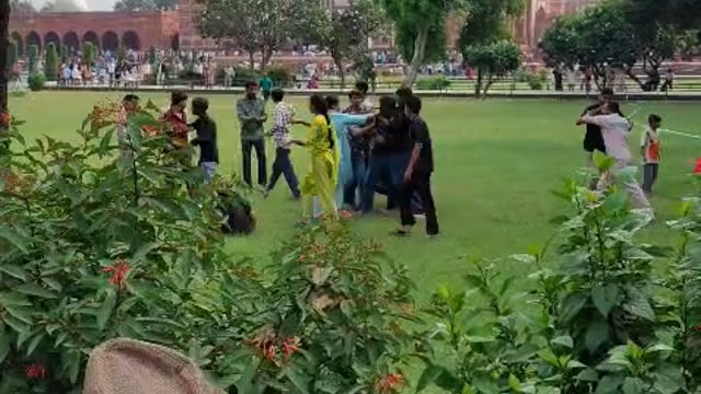 आगरा : ताजमहल में फोटो खिंचाने को लेकर दो पक्ष के पर्यटकों के बीच कहासुनी हो गई

देखते ही देखते बात इतनी बढ़ गई कि दोनों ने एक दूसरे के पक्ष को जमकर मारा

मारपीट करने का वीडियो वायरल