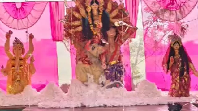 ऐमापुर बिंधन दुर्गा पूजा का पांडाल 